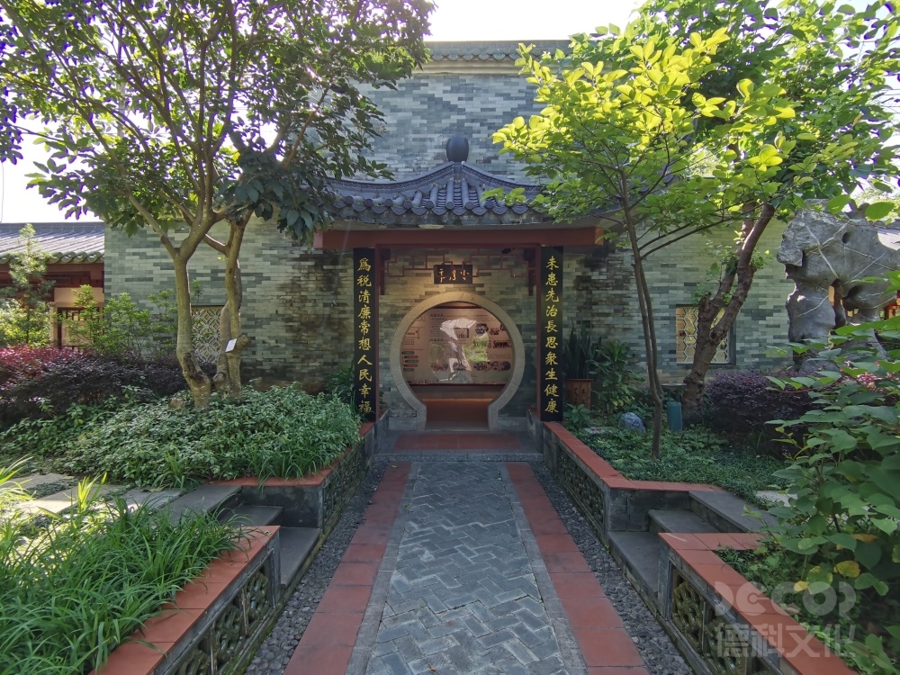 自然歷史展覽館設(shè)計中如何展示人類活動對自然的影響？
